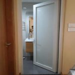 cửa toilet nhôm xingfa